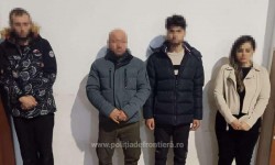 Nouă cetățeni străini fără drept de a călători în Spațiul Schengen, depistați de polițiștii de frontieră arădeni. Trei au fost descoperiți într-o mașină mică, iar alți șase în cabina unui TIR

