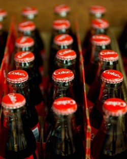 Coca-Cola retrage de la vânzare băuturi din șase țări europene. Ce s-a descoperit în sucurile din magazine