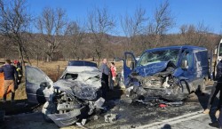 Accident mortal în urma coliziunii dintre un autoturism Dacia Logan și un microbuz