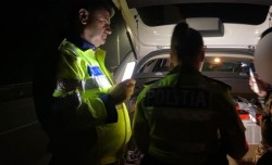 Tânăr din Arad, prins noaptea la volan pe un drum național din Vâlcea, în timp ce încălca flagrant Codul Rutier