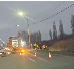 Accident mortal pe o șosea intens circulată din vestul țării. Un tânăr de 25 de ani a decedat după ce a intrat cu mașina într-un stâlp


