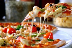 Duminica în care pizza ia locul clasicei fripturi. 9 februarie – Ziua Internațională a Pizzei