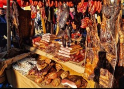 La mai puțin de 200 de km de Arad începe Slaninijada, cel mai mare eveniment dedicat slăninii și produselor tradiționale din estul Europei
