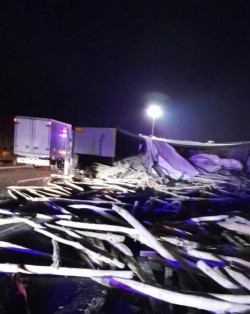 Camion răsturnat azi noapte pe autostrada A1. Traficul a fost perturbat

