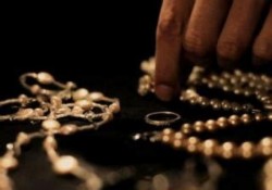 Bunuri în valoare de 10.000 de euro furate dintr-o casă din Sântana. Suspecții, un bărbat și o femeie, reținuți de polițiști


