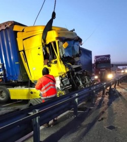 Accident pe autostrada A1 în zona localității Orțișoara. Un TIR a intrat într-un utilaj de deszăpezire. Traficul este îngreunat
