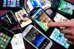 Directorii de școli trebuie să verifice dacă elevii respectă regula de a nu folosi telefoanele în timpul orelor

