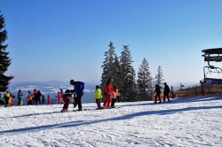 Elevii și copiii de grădiniță din Arad și alte 16 județe au intrat de luni, 24 februarie, în așa zisa vacanță de schi