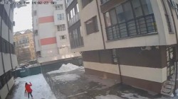 Femeie de 35 de ani omorâtă de o bucată de gheață căzută de pe un bloc