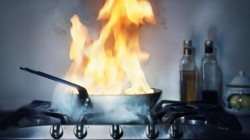 O tigaie nesupravegheată pe aragaz a provocat panică într-un bloc de pe Calea Aurel Vlaicu
