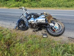 Un motociclist rupt de beat n-a mai văzut bine cursul drumului și a luat-o pe arătură
