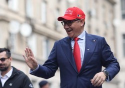 Tupeul marca ”Puie Monta” la depunerea candidaturii lui Victoraș