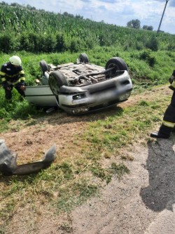 Mașină răsturnată între Cuvin și Șiria. Două victime transportate la spital