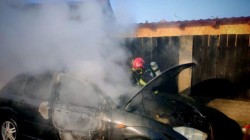 Mașină în flăcări în vestul țării. Femeia aflată la volan s-a autoevacuat

