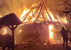 Bisericuța din lemn din incinta Muzeului Satului Bănățean din Timișoara a fost mistuită de flăcări

