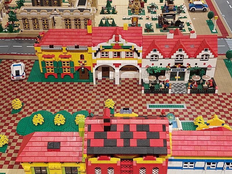 Expoziția „Brickenburg la Muzeu – O călătorie prin istoria sistemului LEGO(R)”, din 29 aprilie la Arad