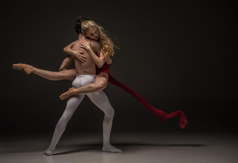 La birou, pe stradă sau acasă, azi toată lumea dansează. 29 aprilie - Ziua internaţională a dansului