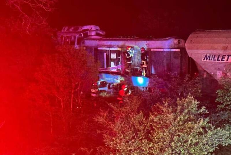 Locomotivă în flăcări în vestul țării.  800 de tone de cereale salvate de la distrugere de intervenția promptă a pompierilor

