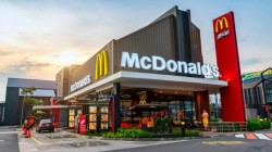 Tururi organizate pentru clienții restaurantelor McDonald’s din România în bucătăriile acestora. 44% dintre ingredientele utilizate sunt de origine locală

