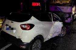 O femeie a murit sub ochii fiicei de 13 ani după ce a intrat cu mașina frontal într-un camion. Cele două au fost urmărite de Poliție în urma unui furt dintr-o locuință

