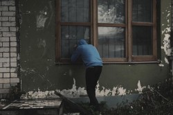 A furat 5.500 de lei, dar a fost prins și acu trebuie să-i dea înapoi...dacă are de unde

