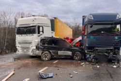 Accident mortal pe o șosea intens circulată din vestul țării. Un bărbat de 70 de ani a murit în urma coliziunii intre 2 camioane și o mașină. A intervenit și elicopterul SMURD


