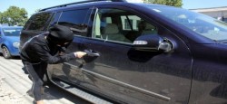 Tânăr reținut de polițiști pentru furturi din mașini. Arădeanul opera în zona Pârneava



