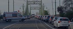 Trafic blocat pe podul Traian din cauza unui accident