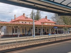 Binecunoscuta piesă ”Trenul fără naș” a trupei Iris a devenit cum nu se poate mai actuală. Un șef de tren de la CFR Călători a fost uitat pe peron