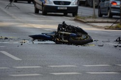Adolescent pe motocicletă urmărit de polițiști pe străzile Aradului. Tânărul s-a accidentat după ce s-a lovit de o bordură și a fost capturat


