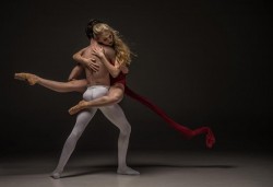 La birou, pe stradă sau acasă, azi toată lumea dansează. 29 aprilie - Ziua internaţională a dansului