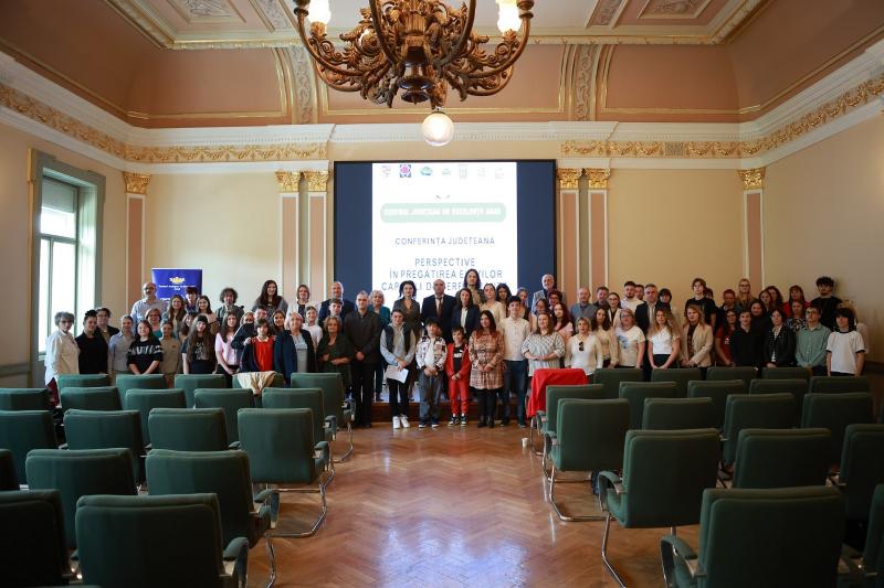 Oameni care inspiră, destine care prind aripi. Aradul a găzduit a treia ediție a conferinței „Perspective în pregătirea elevilor capabili de performanță”

