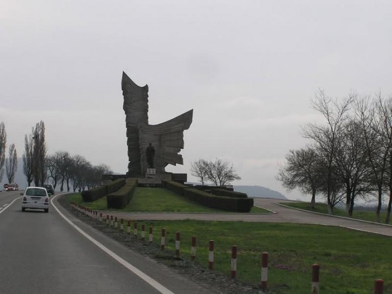 Plângere penală depusă de Consiliul Județean Arad în urma unui fake news grosolan publicat pe Facebook. Arădeanul Gheorghe Bozgan a scris că Monumentul Eroilor de la Păuliș va fi demolat