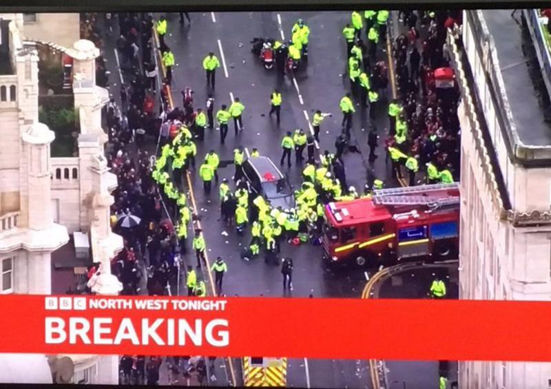 Momente tragice la parada celebrării câștigării titlului de către Liverpool: 27 de răniți, inclusiv un copil în stare critică

