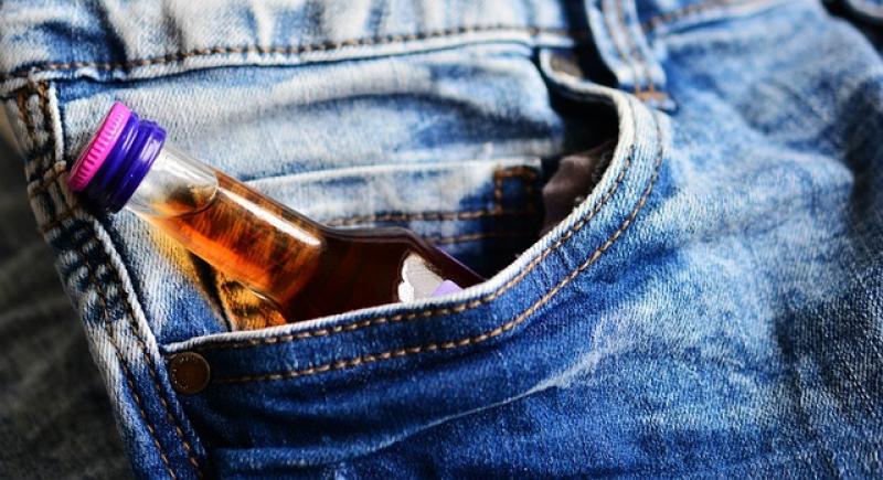 Profesor de 44 de ani acuzat că ar fi întreținut relații intime cu o elevă de 16 ani după ce ar fi îmbătat-o. Dascălul este dirigintele adolescentei

