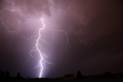 Blackout major în Franța!  160.000 de locuințe au rămas fără curent electric iar telefonia mobilă și internetul au picat și ele. La Cannes s-a "stins" filmul