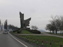 Plângere penală depusă de Consiliul Județean Arad în urma unui fake news grosolan publicat pe Facebook. Arădeanul Gheorghe Bozgan a scris că Monumentul Eroilor de la Păuliș va fi demolat