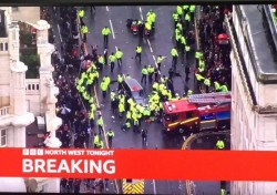 Momente tragice la parada celebrării câștigării titlului de către Liverpool: 27 de răniți, inclusiv un copil în stare critică


