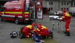 Acoperișul unei ghene de gunoi le-a salvat viața! O fetiță de 7 ani alături de mama ei au căzut de la etajul unui bloc și au scăpat cu răni minore

