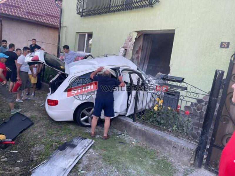 Tragedie pe șosea! Un tânăr de doar 18 ani, cu permisul luat de o lună, a murit după ce a intrat cu mașina într-o casă