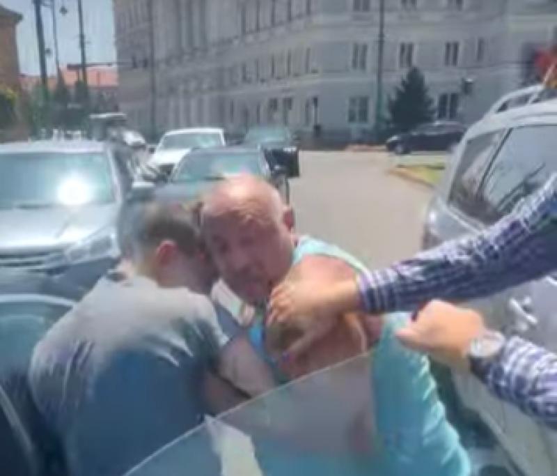 Far West de Arad! Șofer agresiv reținut după ce a luat bătaie un alt conducător auto în plin centrul orașului