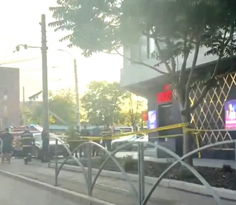 O fetiță de doi ani a murit, luni seară, după ce a căzut de la etajul 11 al unui bloc în timp ce se juca alături de bunicul ei