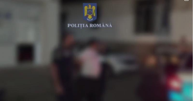 Încătușat de polițiști după ce a fost prins la volan pe DN 7 fără permis și cu buletin fals 