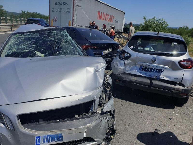 Carambol pe autostrada A1 Deva - Nădlac cu șapte autovehicule implicate. Cinci victime, între care trei copii, au ajuns la spital

