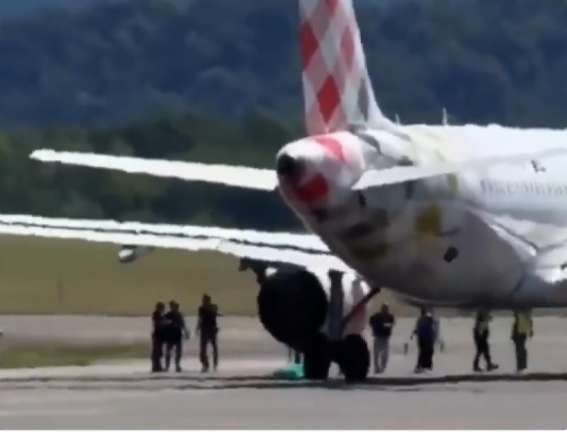 Tragedie șocantă pe aeroport! Un bărbat a murit după ce a fost aspirat de motorul unui avion