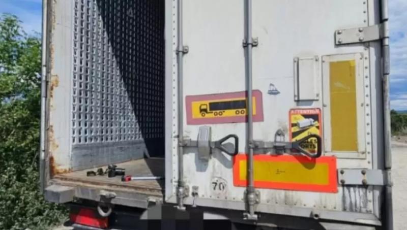 Doi bărbați, printre care fiul edilului din Grăniceri, reținuți pentru 30 de zile pentru furt calificat din camioane