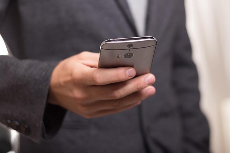 Tânăr bihorean reținut după ce a furat un smartphone dintr-o casă din Lipova. Hoțul a intrat în locuință prin geamul lăsat deschis

