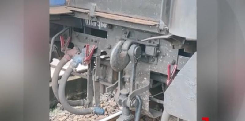 De-a râsu-plânsu! Un tren CFR a pierdut pe drum vagoane cu pasageri, în drum spre mare. Oamenii au aşteptat în câmp să fie recuperaţi