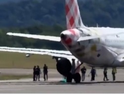 Tragedie șocantă pe aeroport! Un bărbat a murit după ce a fost aspirat de motorul unui avion