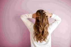 Cum să te vopsești fără să-ți strici părul natural?
